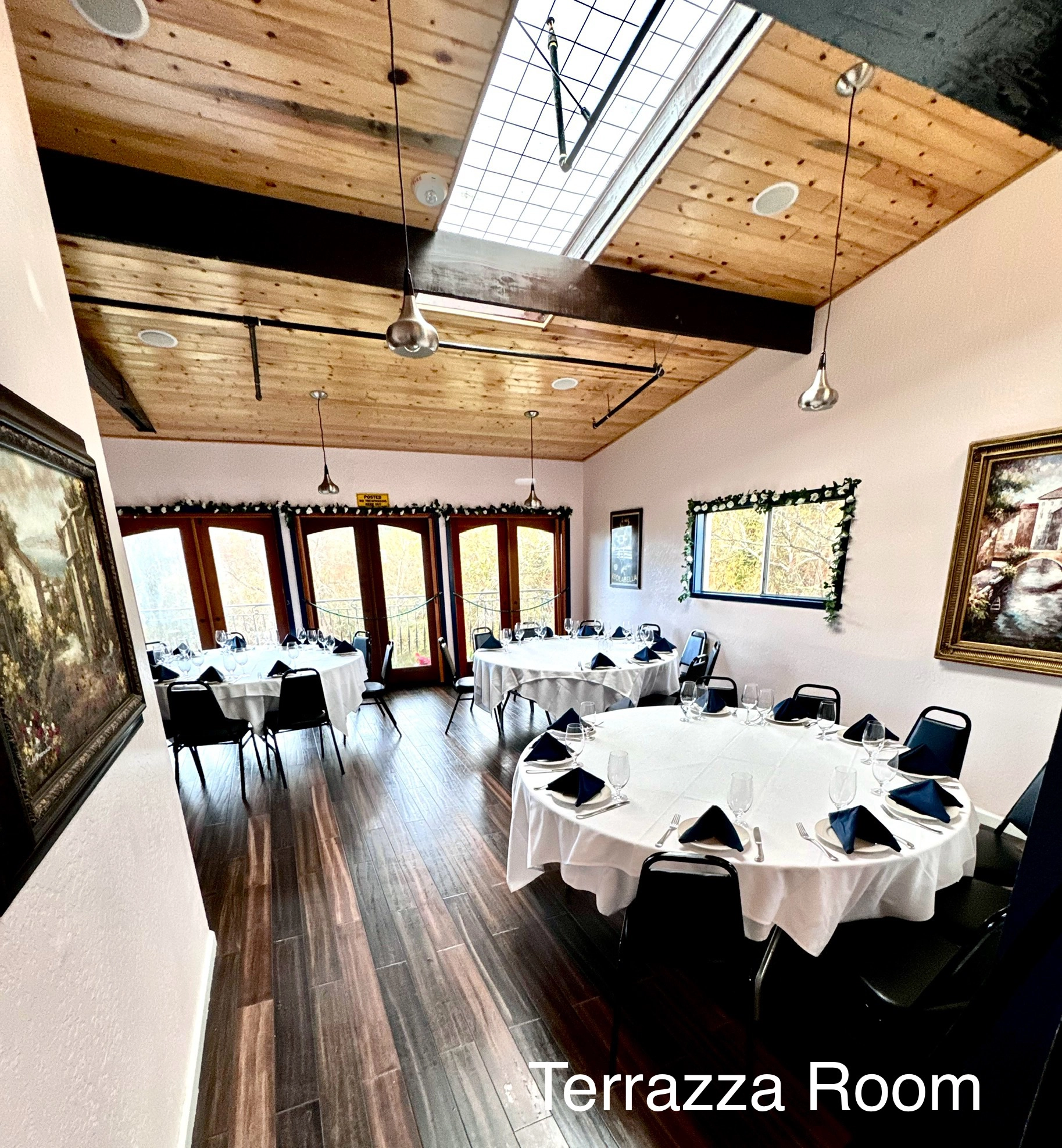 Terrazza Rounds Up to 36 people